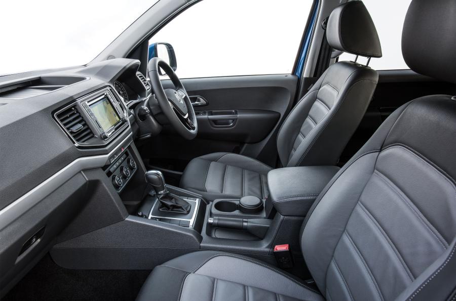 Интерьер Volkswagen Amarok Double Cab 2016 года  (UK) (фото 9 из 40)